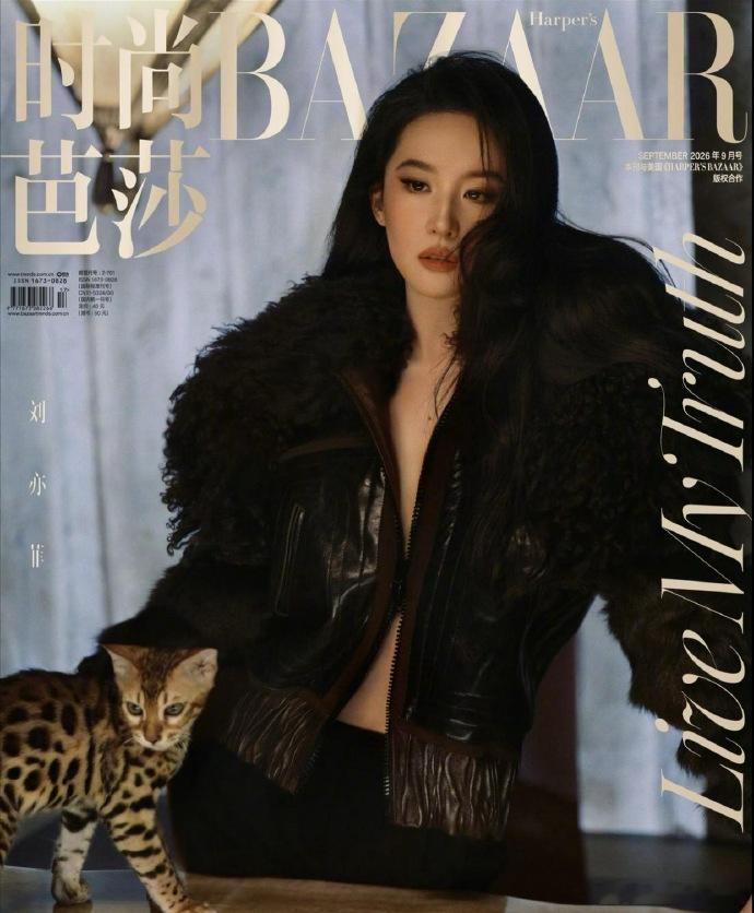 1.赵丽颖的私服都是休闲装，没有造型，舒服为主，女艺人没有造型师其实也都是乱穿衣