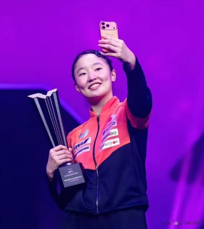 我跟老公看球，
居然被张本美和拿捏了！
 
我还纳闷，不就是打个乒乓球吗？
至于