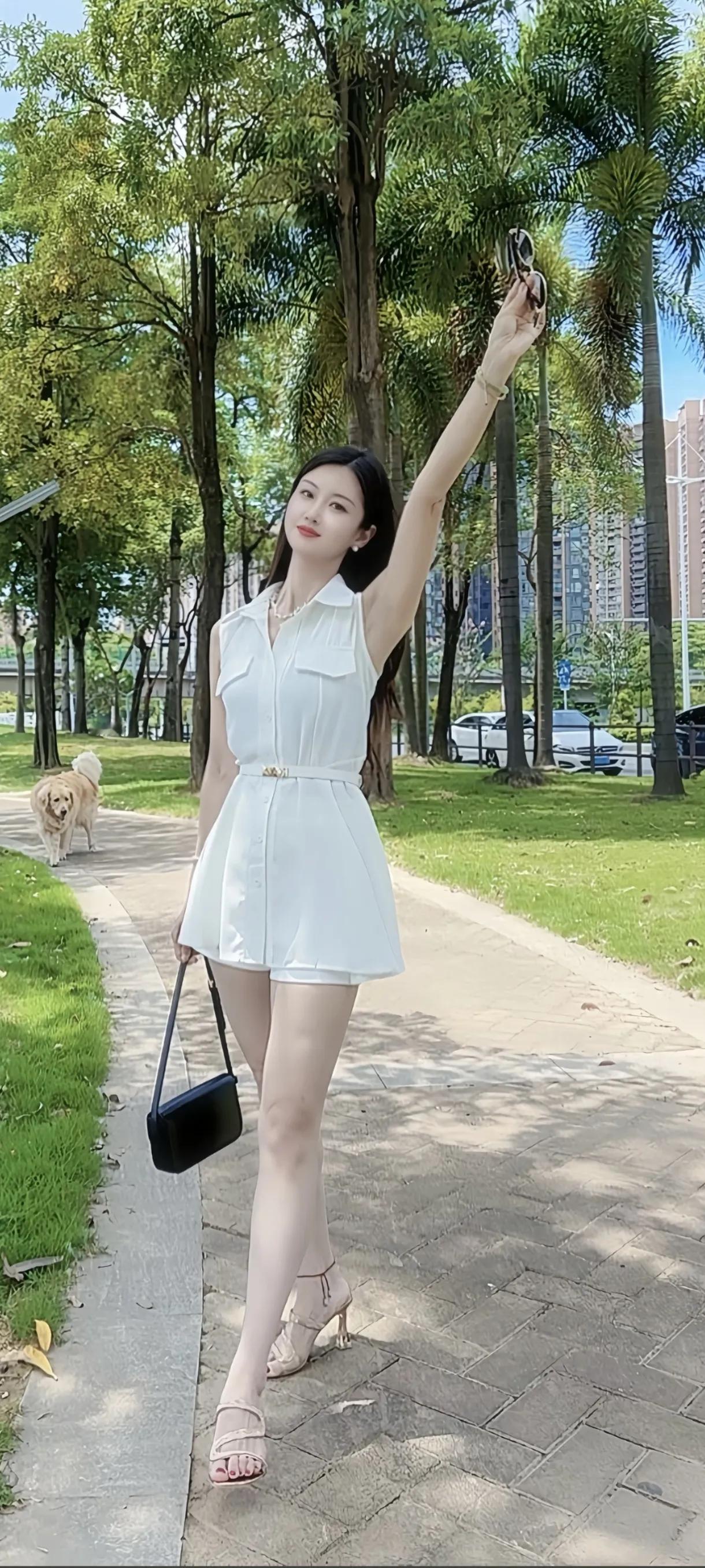 夏日清新穿搭，白色连衣裙搭配高跟鞋，轻松自在地享受阳光。