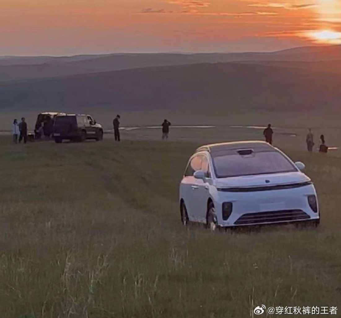 看享界V8的车顶，难道[思考] ​​​