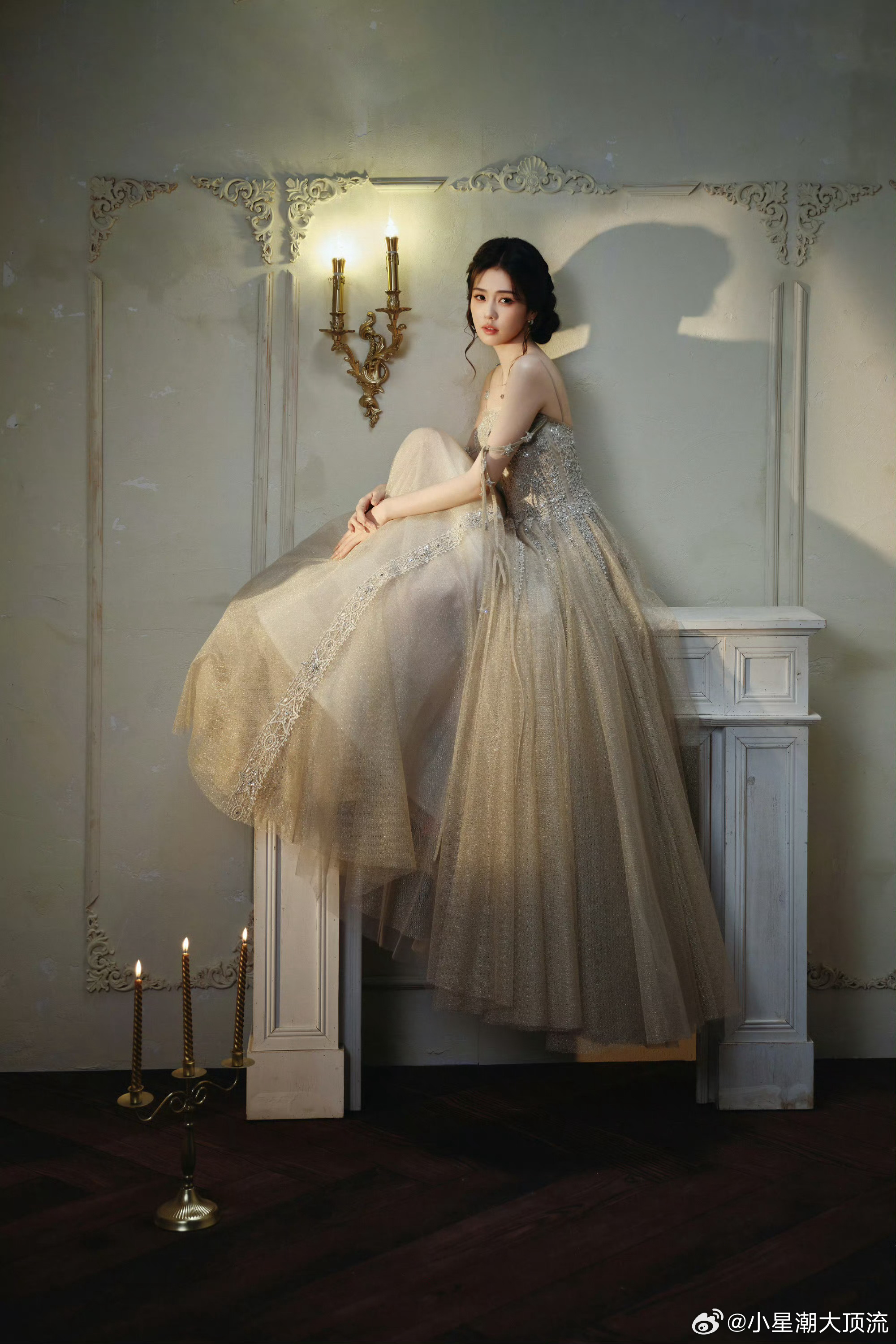 白鹿  白鹿 in 香缇卡品牌直播活动造型，一袭LIZ SHINE COUTUR