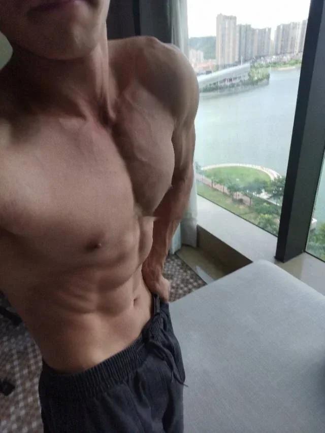 最近看了几个访谈有事没事想整理一下自己的朋友圈之前会调整自己朋友圈的内容但最近在