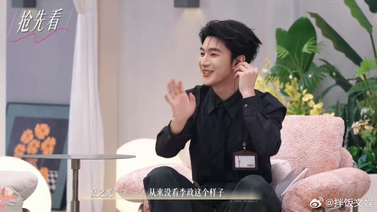 她提"有遗憾"时手无意识摩挲杯沿，说完"想再完成一次"快速抬眼瞄镜头又垂下——典