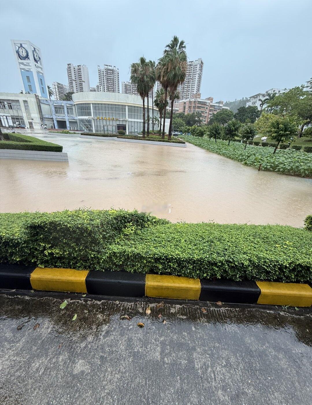 暨大被淹了😨
5月15日，珠海市遭遇短时强降雨天气，暴雨突袭暨南大学珠海校区，