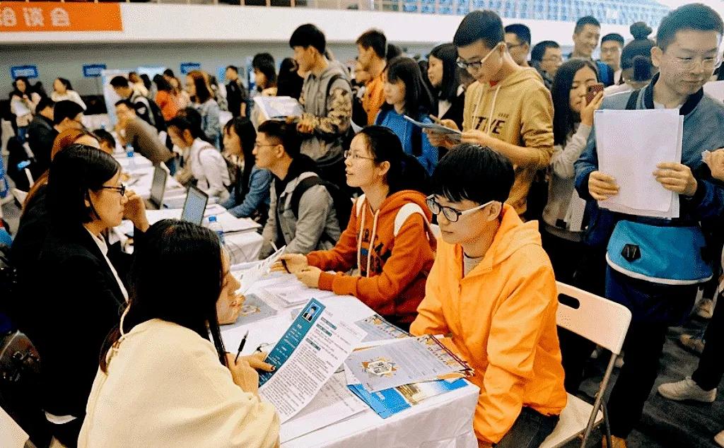 对于央国企秋招和春招，应届生为什么会有信息差？
1.大学生自己对央国企招应届生了