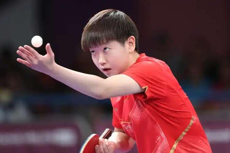 截至2026年10月，国乒在WTT赛事中仍保持顶尖竞争力，但男队断层显现、女队面
