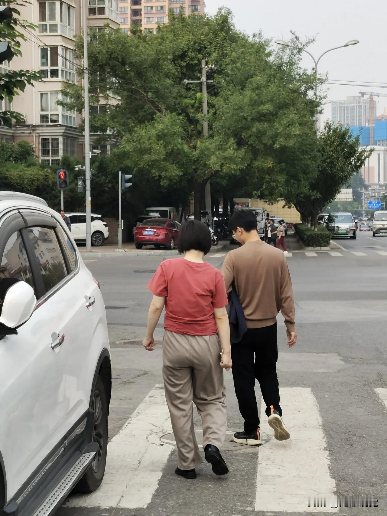 #西安人忍不了# 2024年10月7日，陕西西安，天气已经转冷，西安街头依然能看