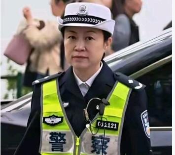 这位警官面相朴实厚道，眼神烁厉、举止沉稳、大气！
可是一名公安正厅级的干部了，为