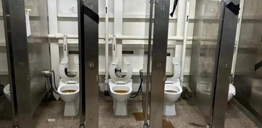 美国航母成了世界笑话！

谁都没想到，逼疯美国“福特号”航母上4600名水兵的不