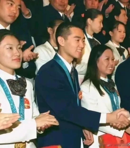 单论跳水水平，高敏和伏明霞在很多方面都展现出绝对的实力动作优雅大气舒展，她们在动