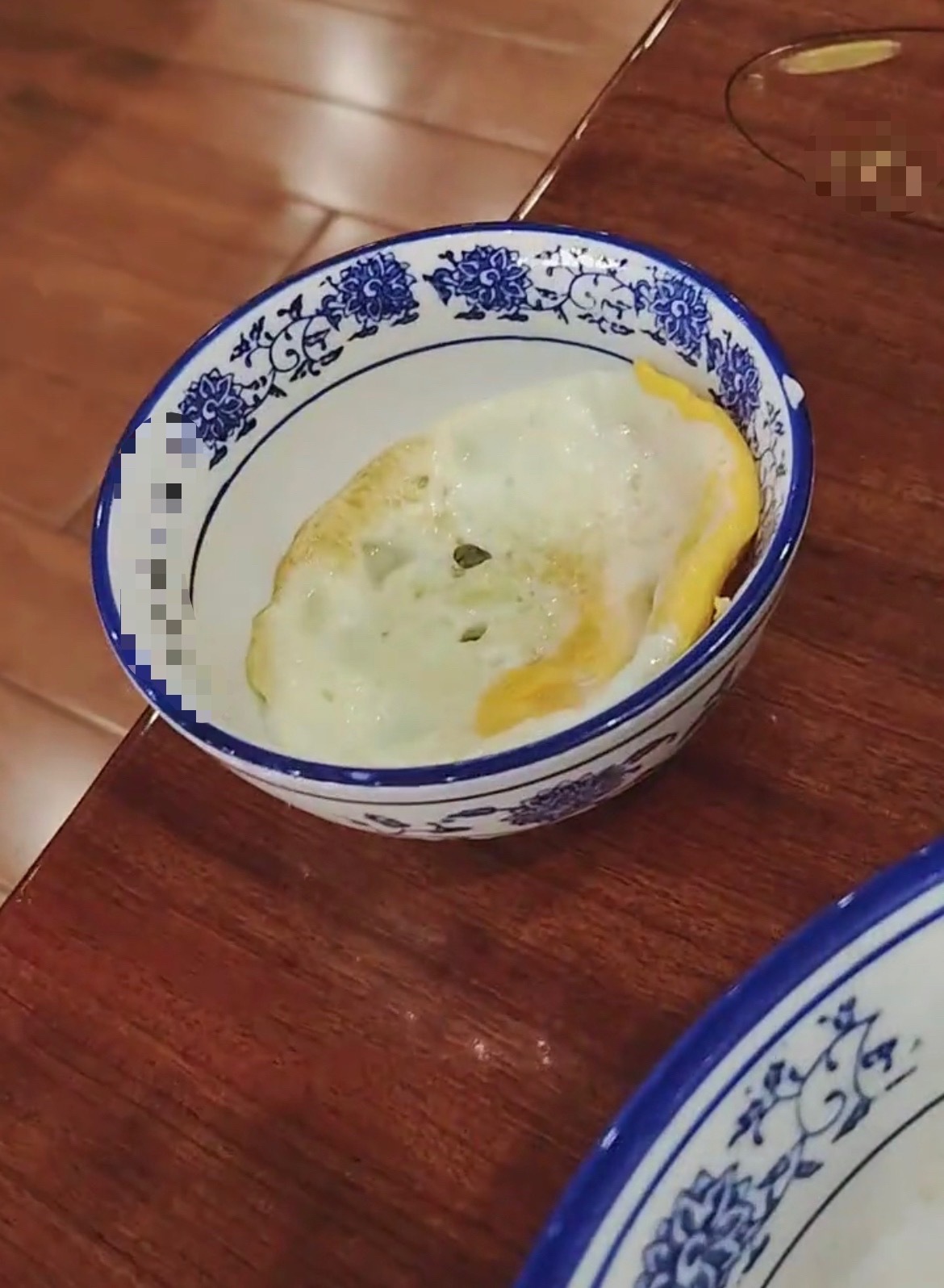6月13日，网友吐槽：贵港一店铺就餐吃完了才上煎蛋。 