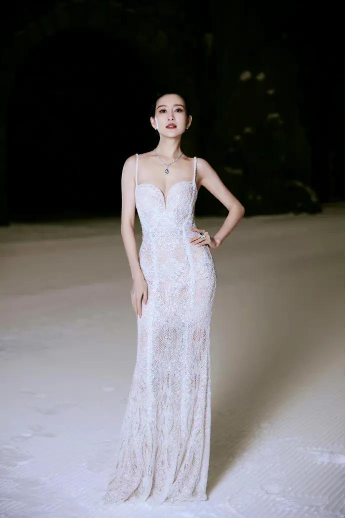 王鸥冰天雪地拍摄露背礼服装，脱下羽绒服一秒进入状态。气质多变，韵味十足，审美在线