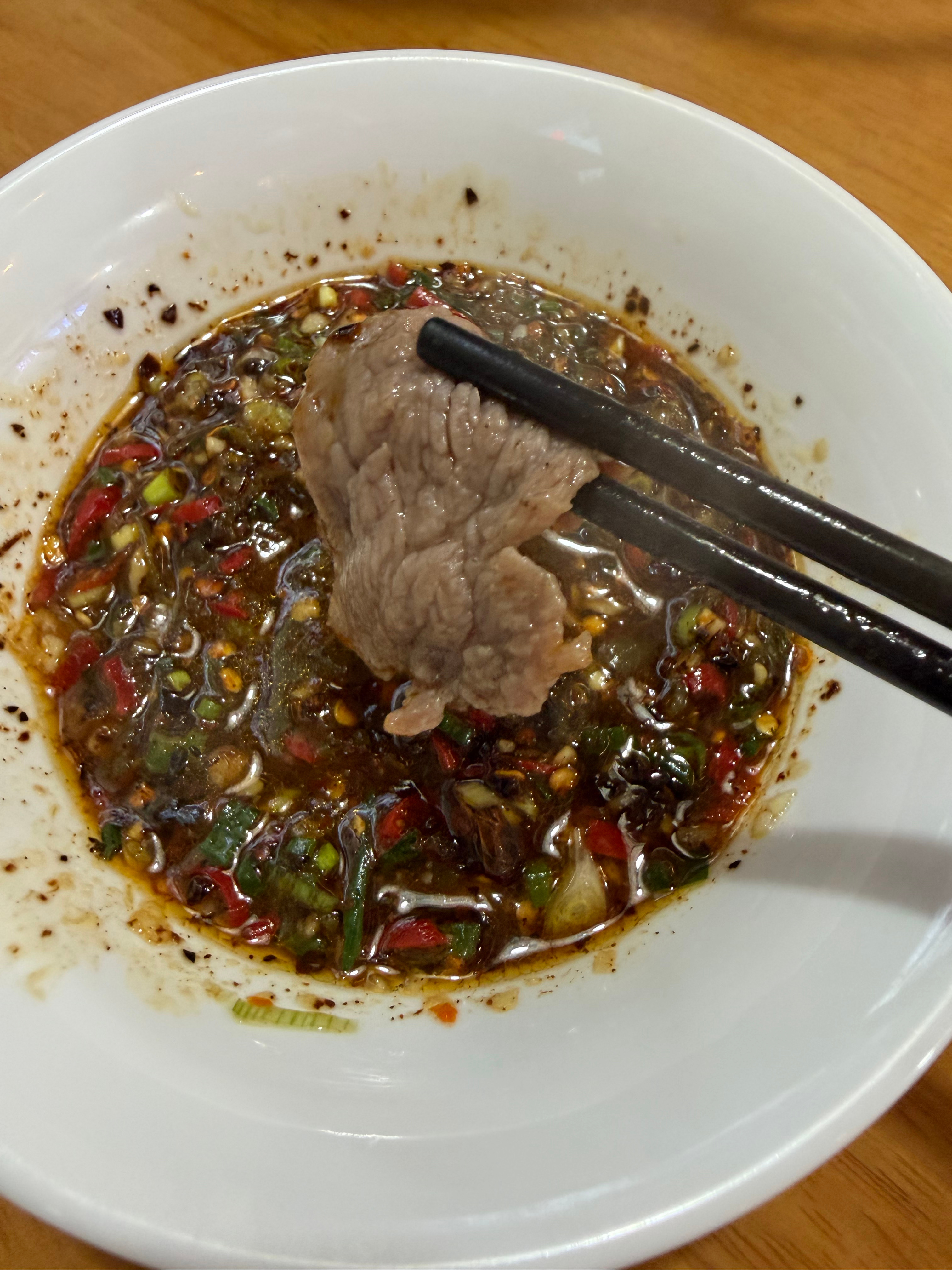 有个贵州地摊儿小火锅前两天刷到了，今天晚上拔了个草。牛肉一般，但味道还不错[干饭