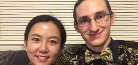 “你应该滚回中国去！”“别用亚洲人的脏习惯喂我的孩子！”2019年美国一男子不断