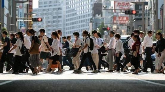 日本失去的三十年常被简化为“泡沫破裂”，但更值得追问的是：为何财政刺激填不满这个