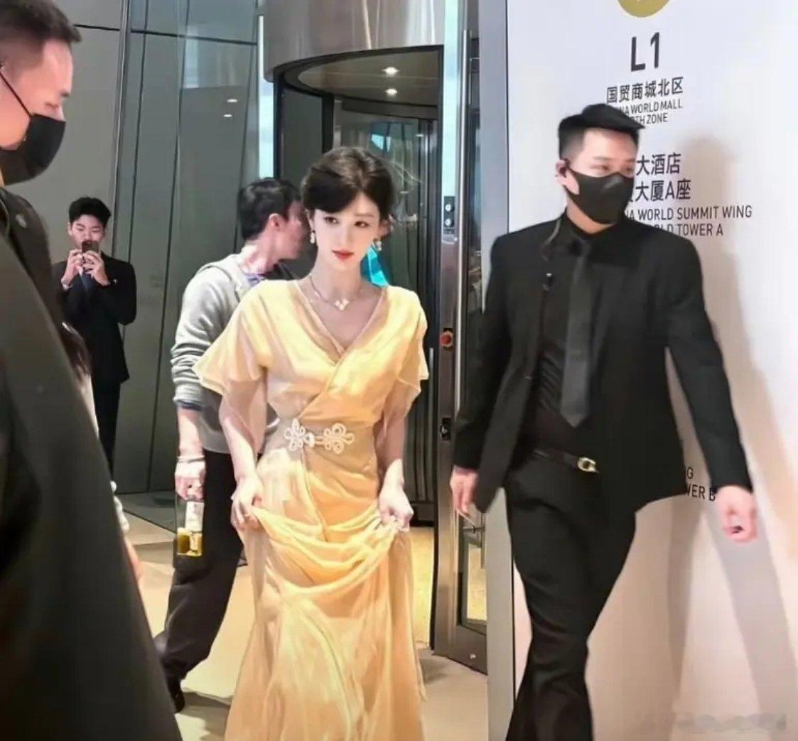杨紫是在模仿王楚然吗？怎么一模一样 