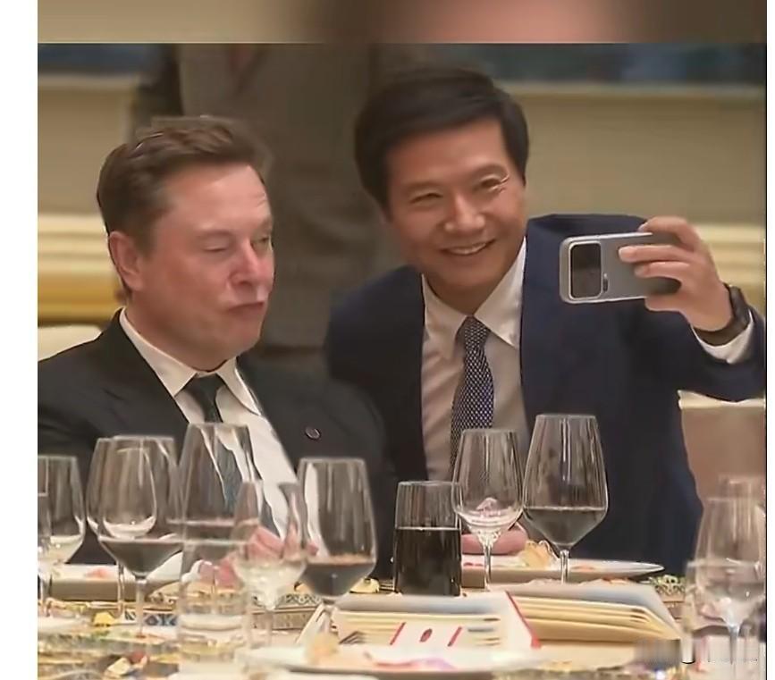 小米创办人、董事长兼CEO雷军主动与特斯拉CEO马斯克合影，网友说：雷军追星成功