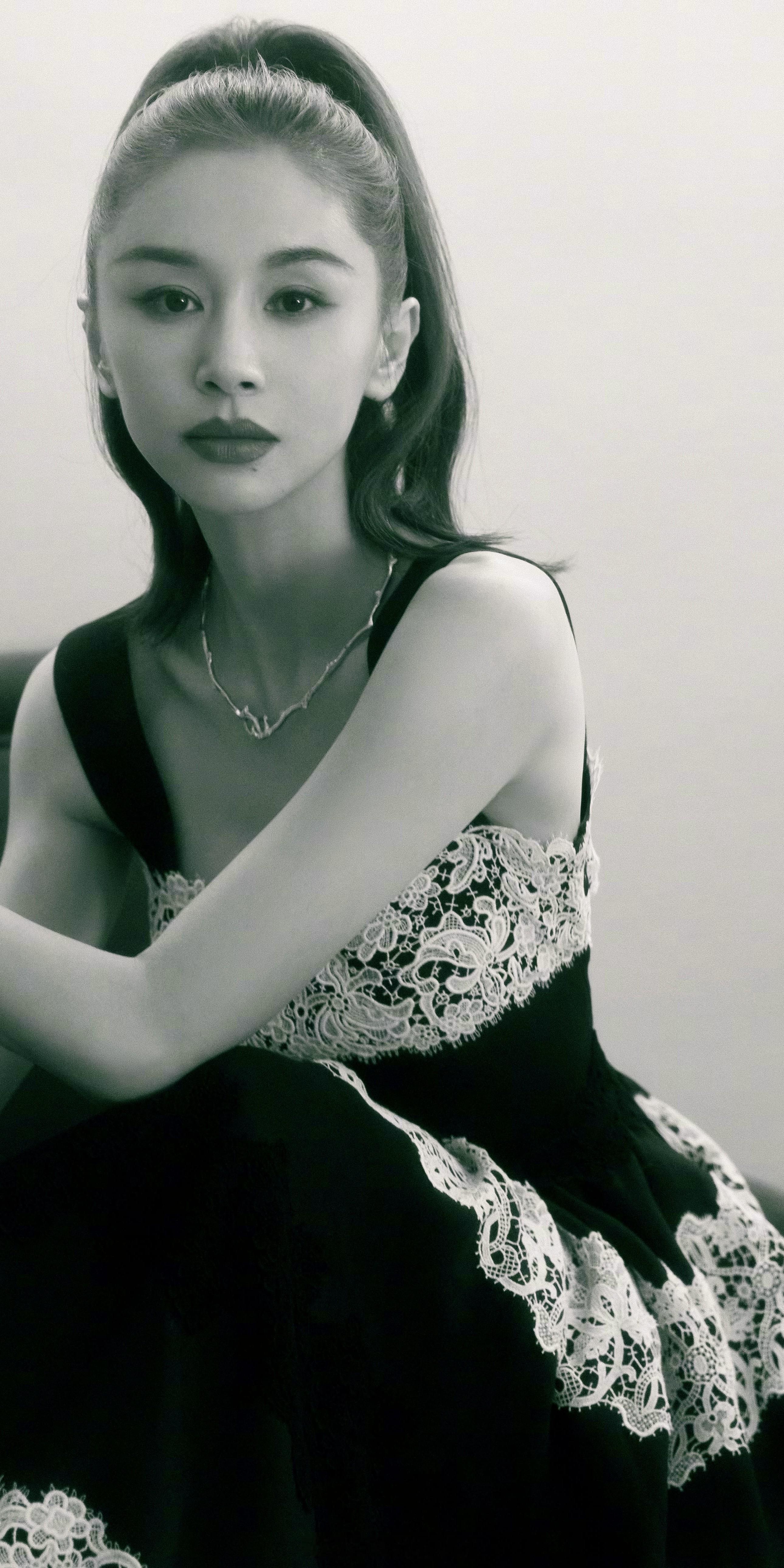 王子文的一组黑色蕾丝穿搭 