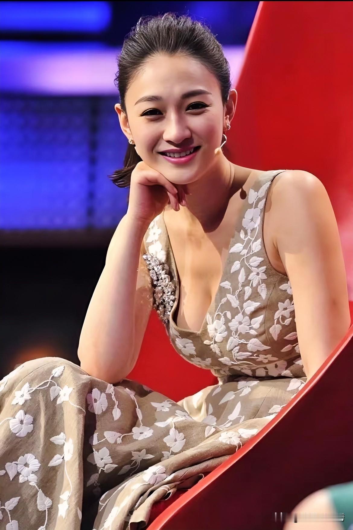 她的气质与颜值不成“正比”！自带一种“公主范儿”！

好多人说她就是“形体”好看