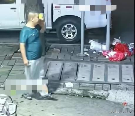 5月29日，广东，一男子正在路边散步，突然一辆黑色轿车失控，快速向他驶来，他快速