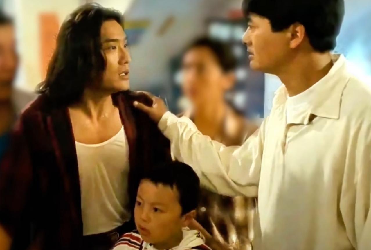 前辈苍颜欲老去，后辈卓然已成才。
谁也没想到，当年周润发跟梁家辉对戏的时候，夹在