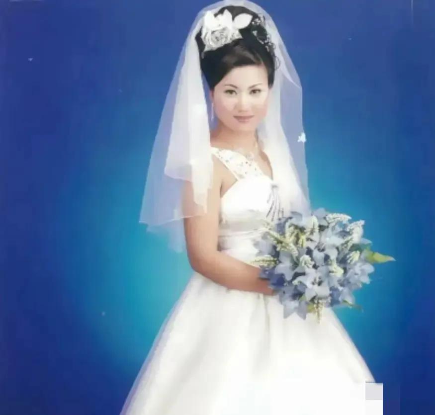 2003 年，新婚仅 8 个月的女教师路亚丽离奇失踪，五个月后，她的遗体在邻村的