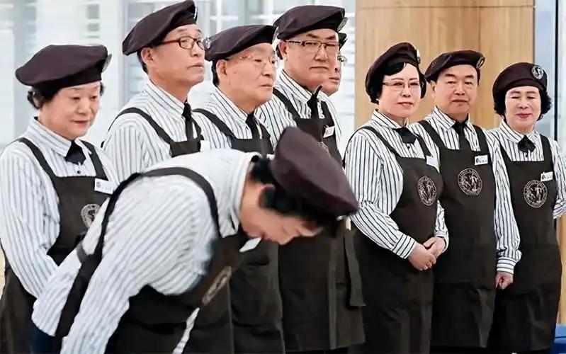 [月亮]200万70后进厂打工，60多万年轻人在家躺平。亚洲第二的韩国为何会沦为