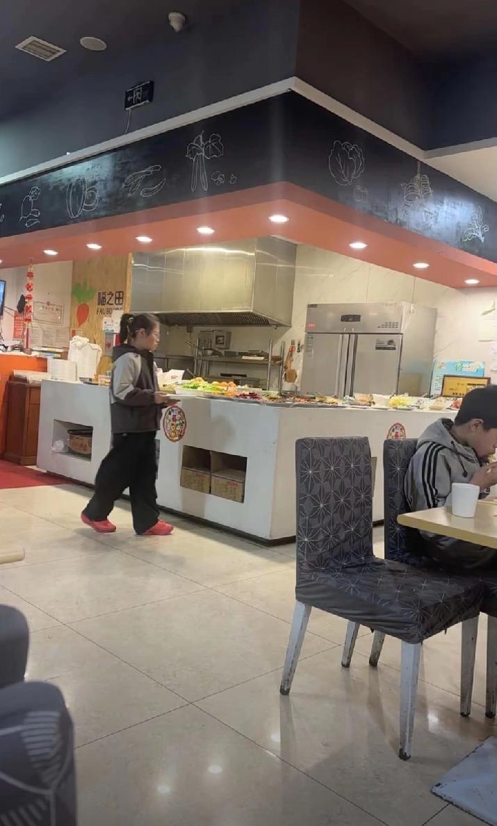 第一次带孩子去吃素食自助，比预想的要好得多。餐厅干净卫生，氛围也佳。孩子吃得十分