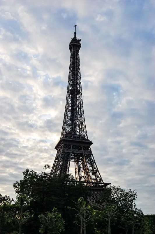 巴黎铁塔，也就是埃菲尔铁塔，历经百年不生锈，靠的是系统维护。它1889年建成，由