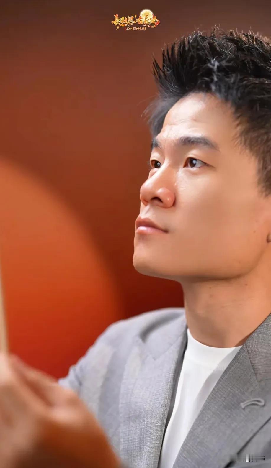 董宇辉邀请各地网友迎中秋视频已发出，“月圆之邀、家宴作答”，6号齐聚与辉同行、兰