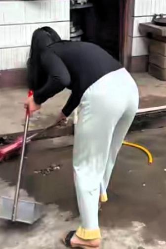 黄女士好疲惫啊！
她老公今年57岁，
是一名水电工。
从正月二十八起外出做水电工
