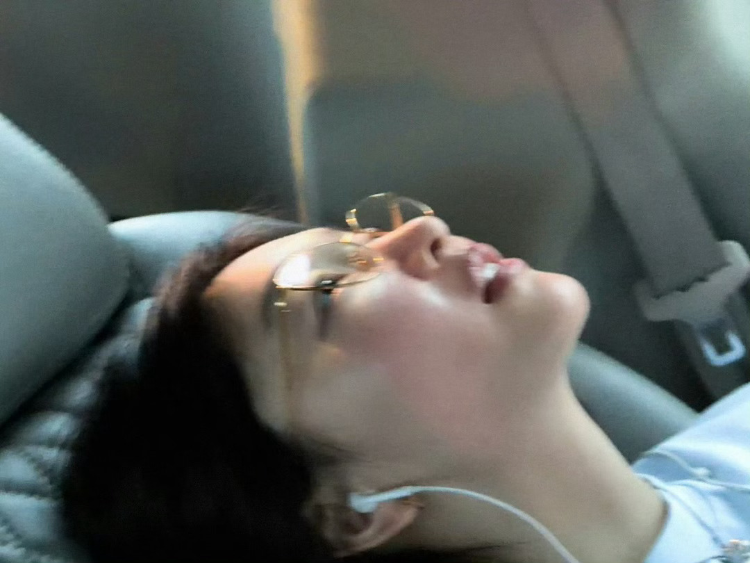 都去看这个《周五晚高疯》，周冬雨在密室环节中的颠覆性表现真的太出圈了看似娇小的甜