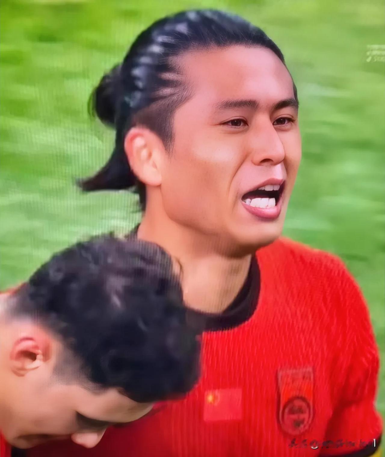 18强赛-国足2-1险胜印尼取首胜，拜合拉木张玉宁梦幻联袂。

国足主场作战，占