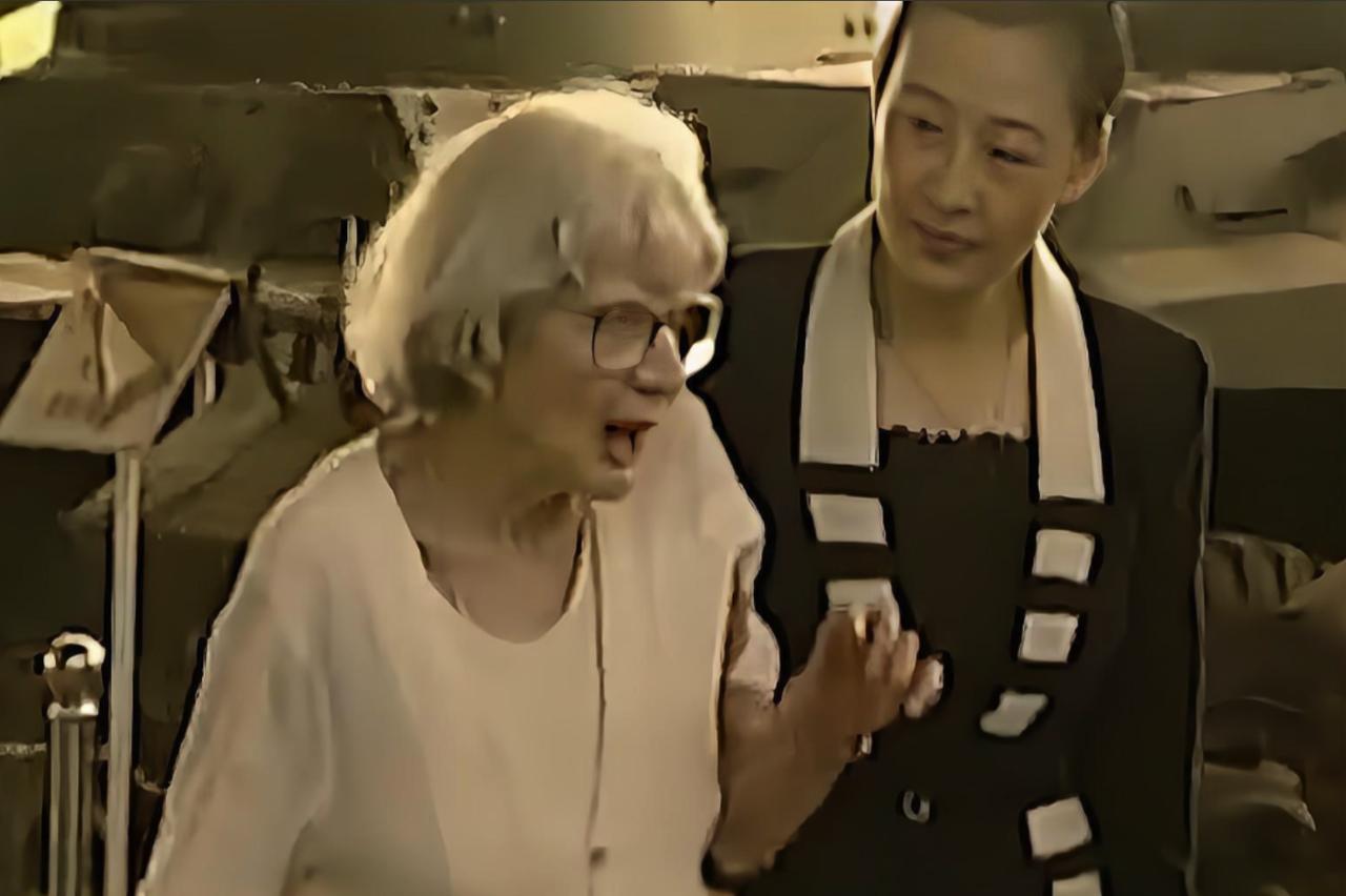 1951年，五名女志愿军在朝鲜战场失踪。49年后，一名美国老妇揣着五张肖像走进北