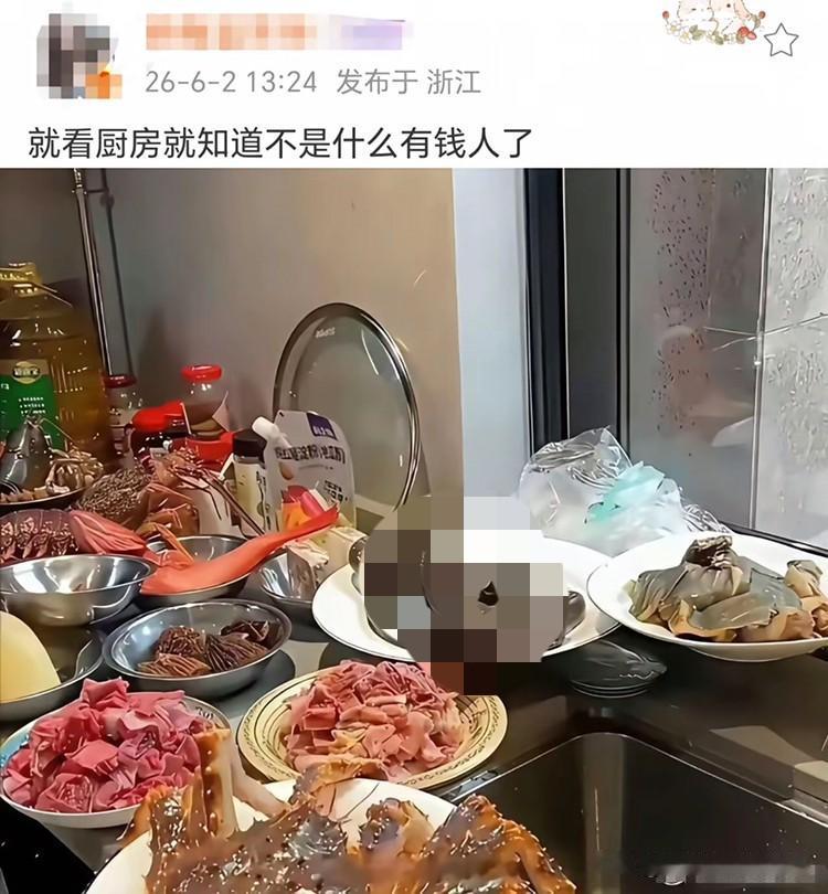 老天呐，普通家庭可不敢这样吃饭！[捂脸][捂脸]