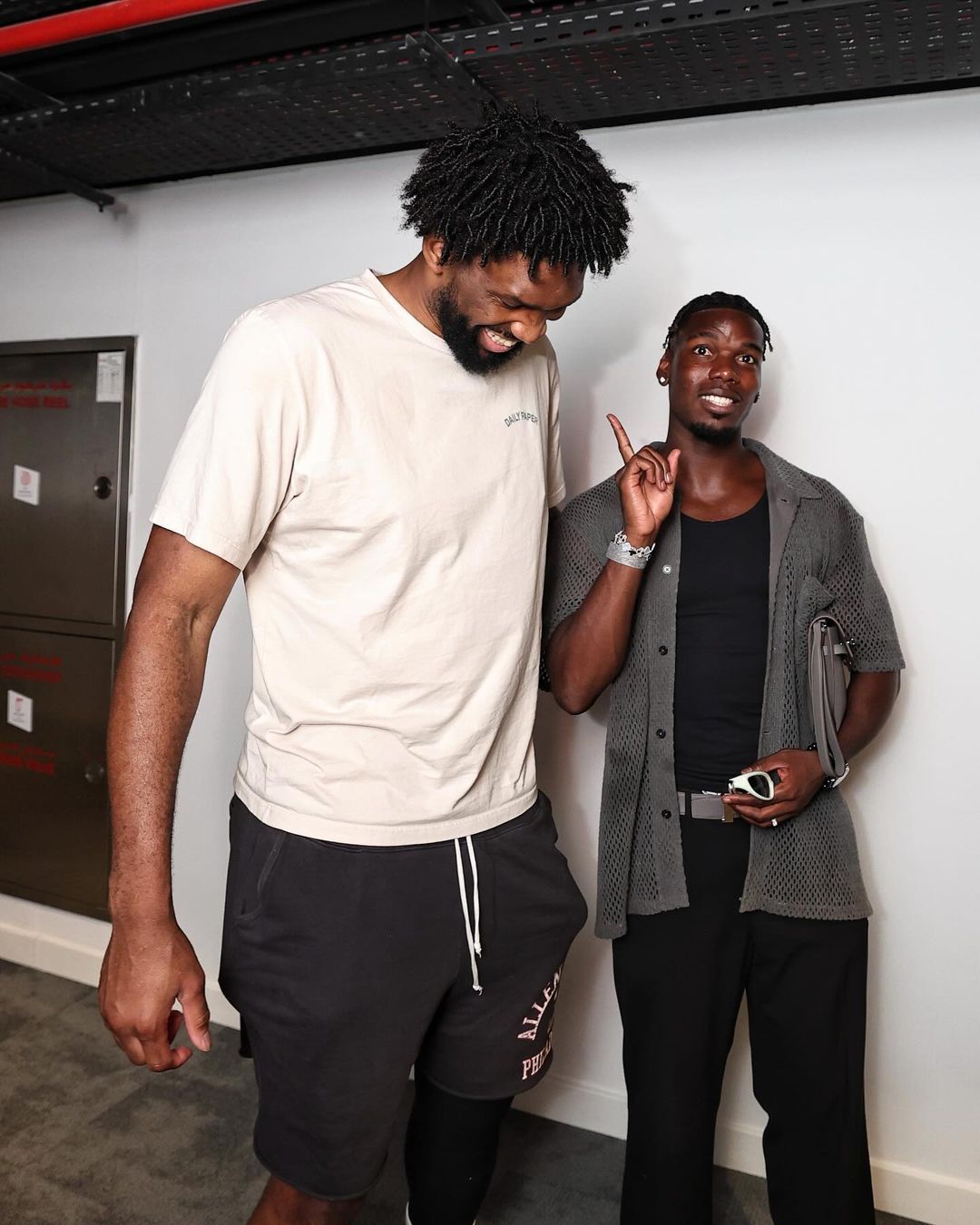 美国男篮传奇中锋JOJO-恩比德发布在阿布扎比的美照 昔日队友维金斯点赞[666