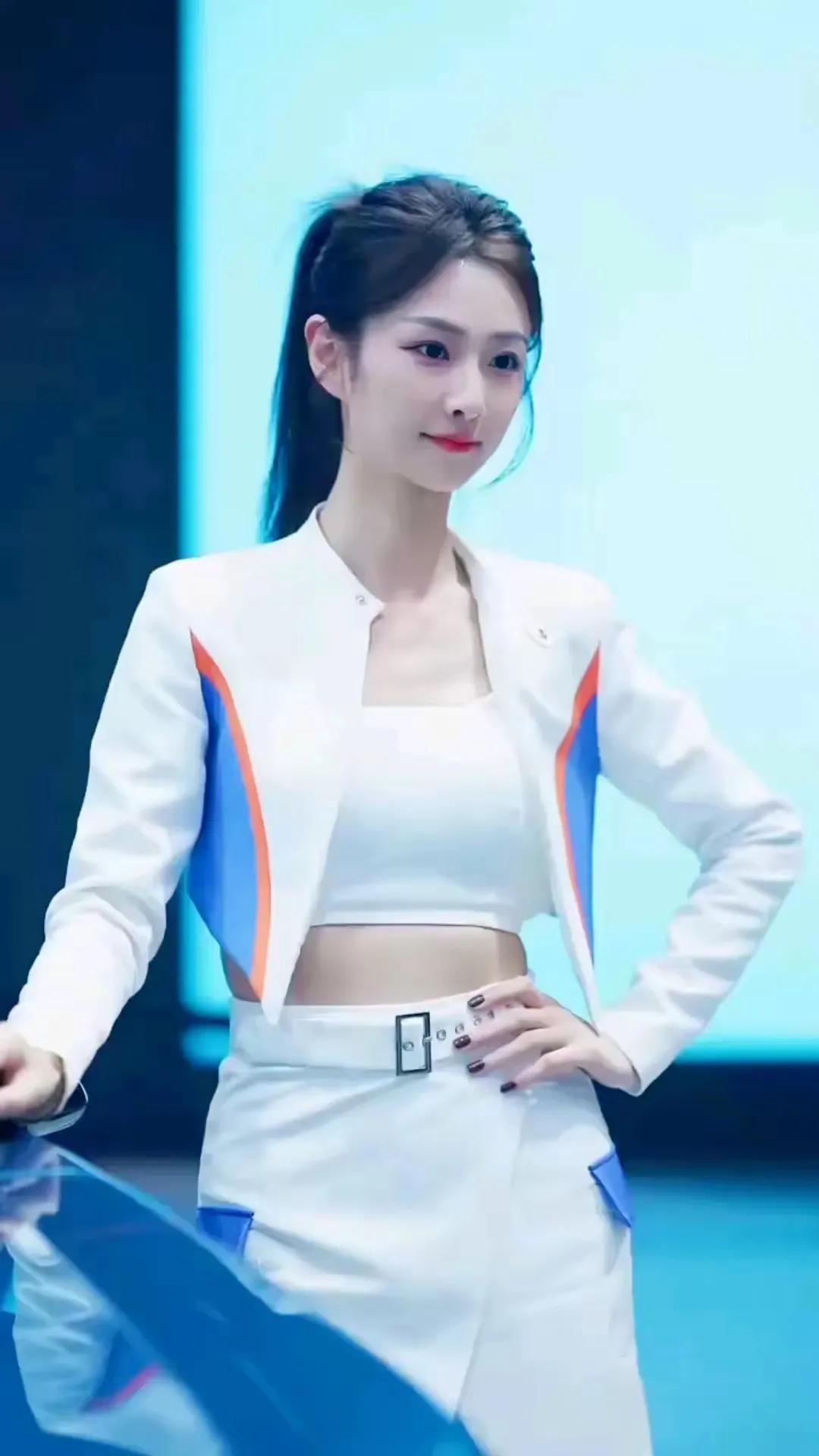 白衣飘飘，风华绝代。美女苏宁
