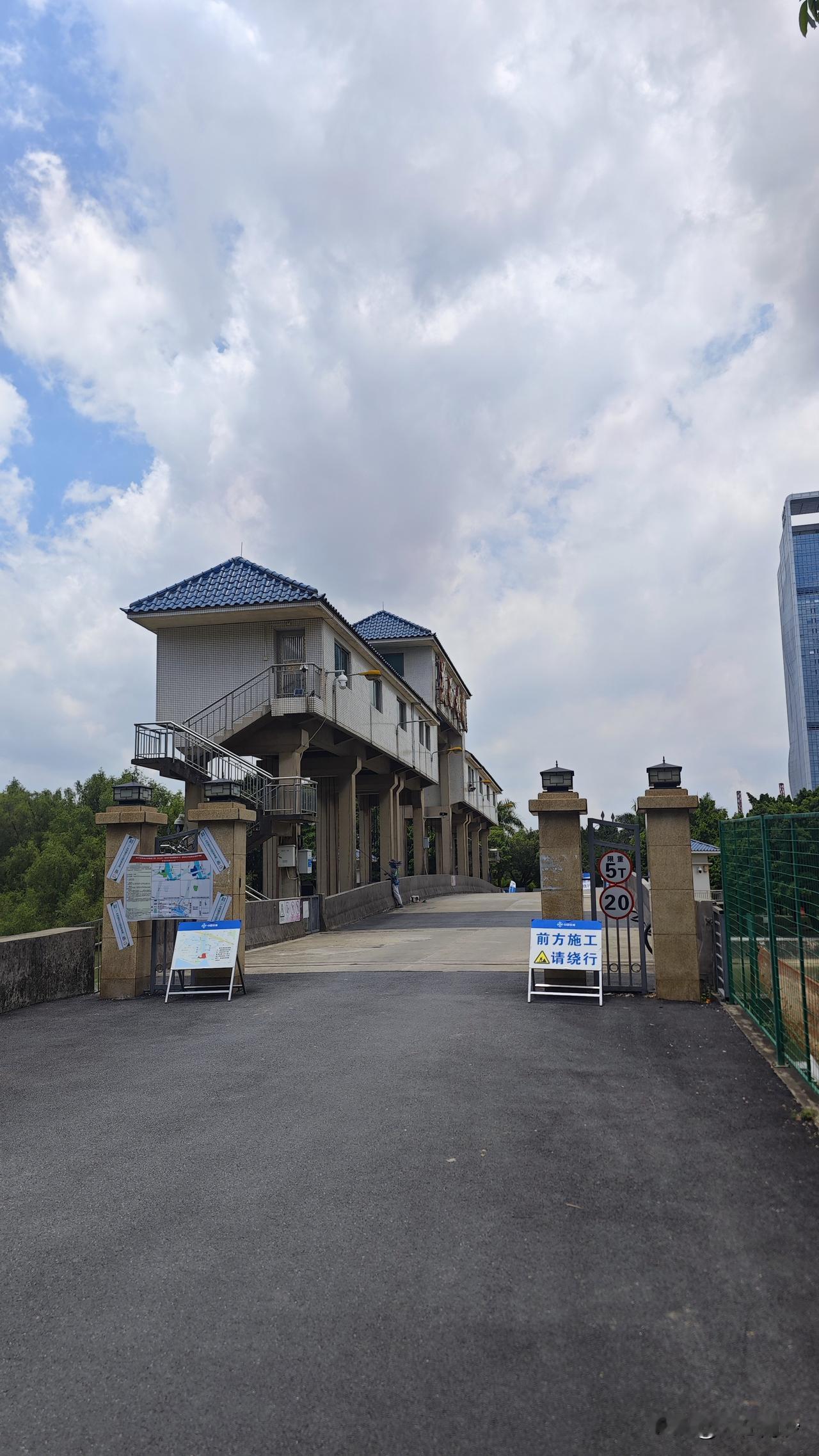 蕉西水闸重建又没动静了？之前在河里打了桩，然后早早就把路给封了，现在又没动静了。