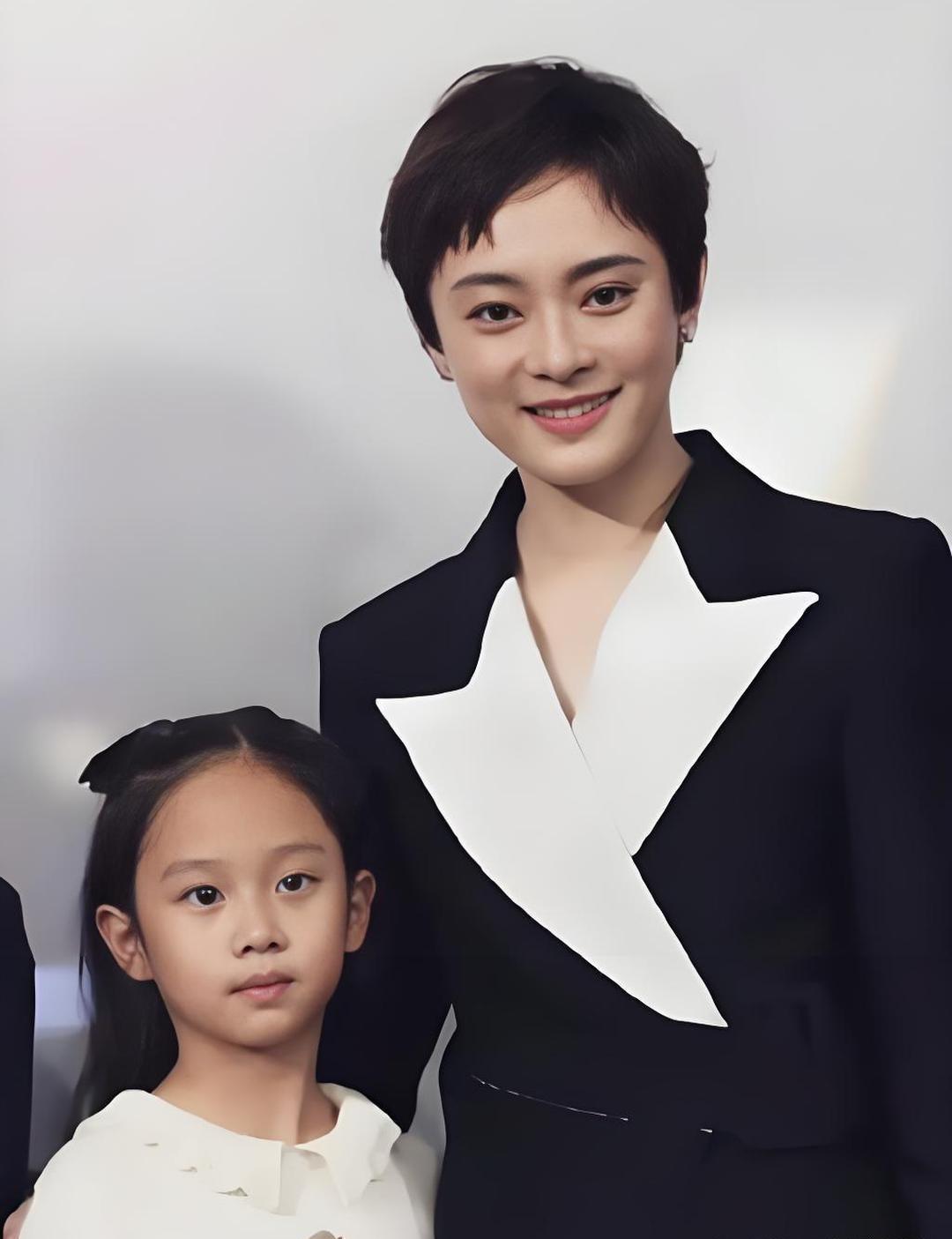 演员孙俪说：“我女儿看《甄嬛传》，她现在已经看了六七遍了，她说妈妈，我发现里面最