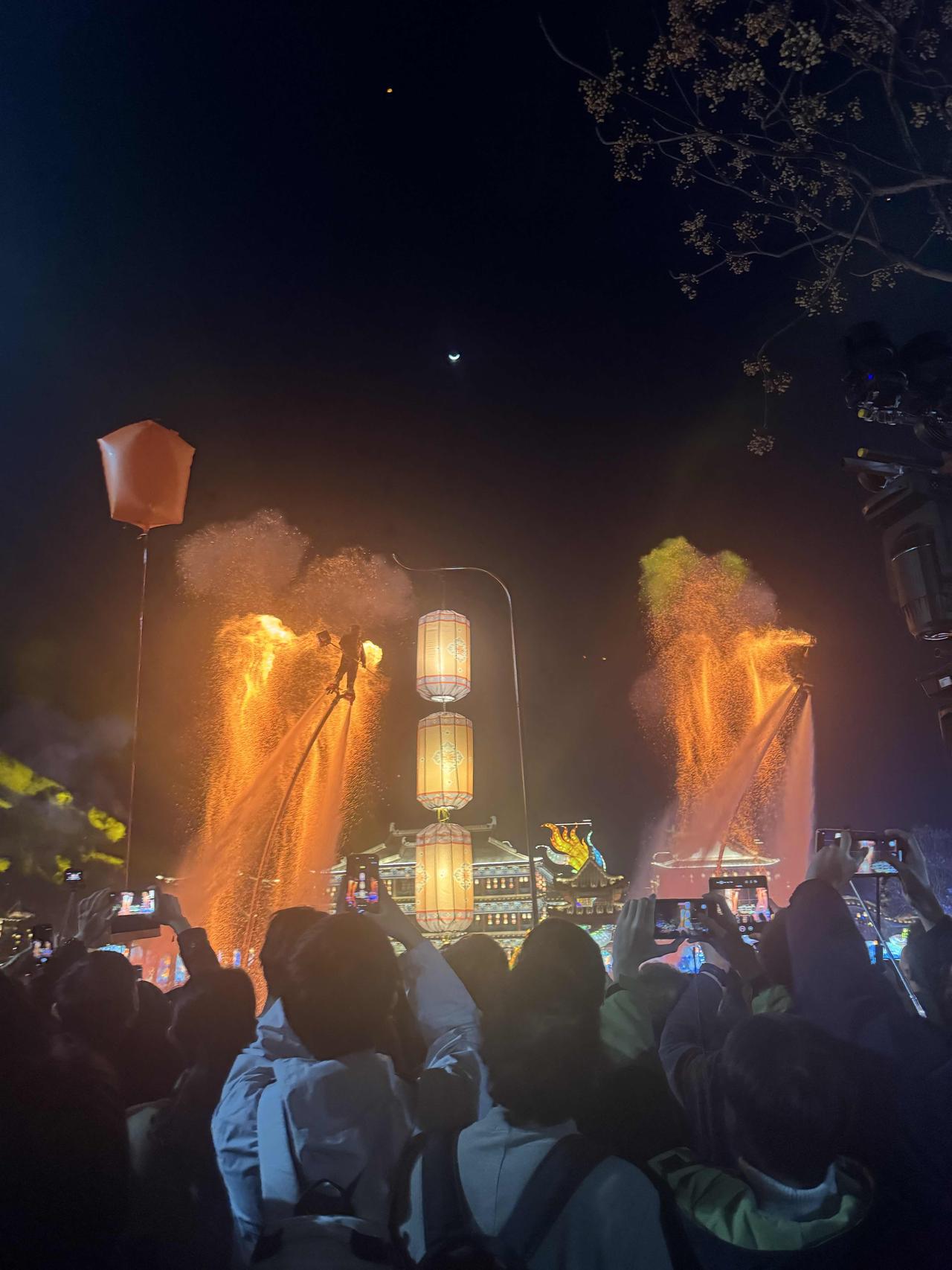 这两天中国期货以及外围期货走势，看看明天中国这个大盘会高开还是低开？

按最新夜