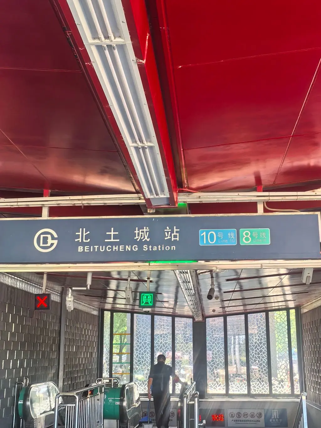 坐877公交去八达岭长城攻略。地铁北土城站下车，出站右转就可见877的...