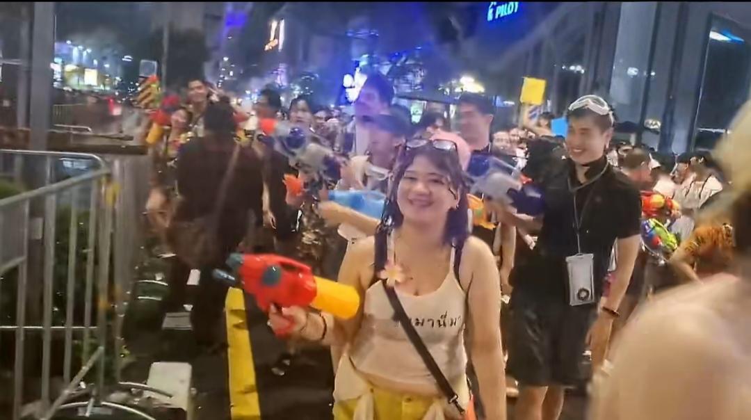 泰国泼水节狂欢变悲剧！6天216人死亡，街头“水战”的背后到底有多危险？

泰国