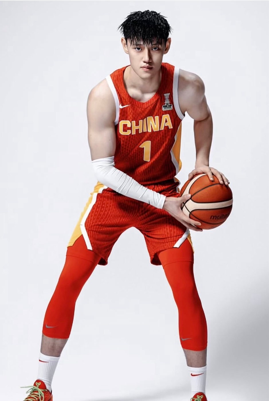 祝好！曾凡博和篮网签下了一份合同。不知道是哪类合同，后续看报道吧。 ​​​