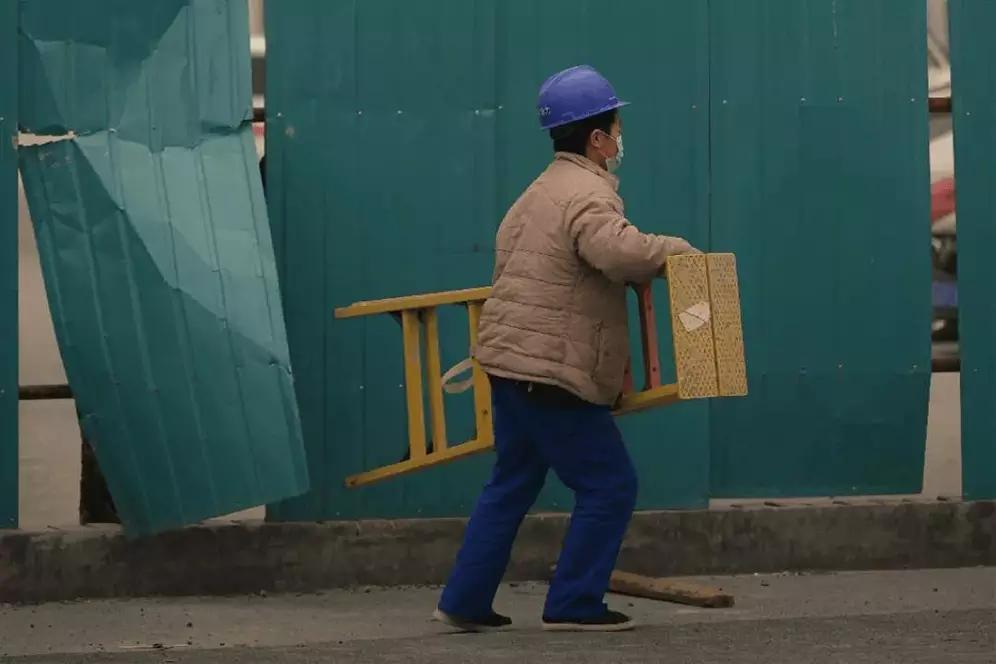 一男子失业拿50万赔偿款回到家，跟人说欠外债30万，这背后可能有不少门道。就像故