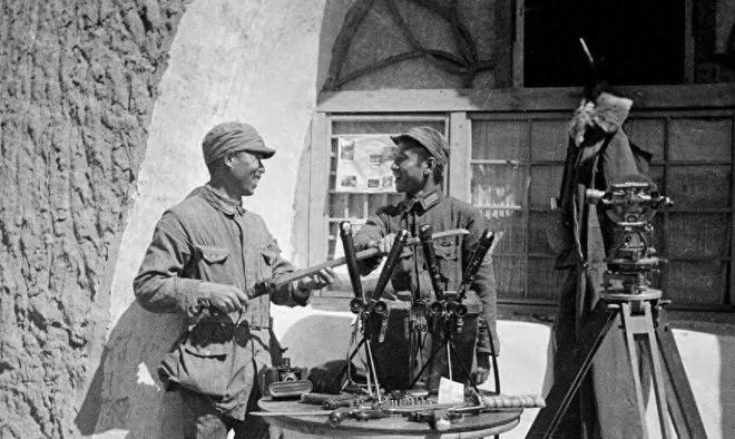 1946年9月，鲁西南军分区独立团一营教导员任耀庭看了一眼四连连长郭桂田腰间的驳