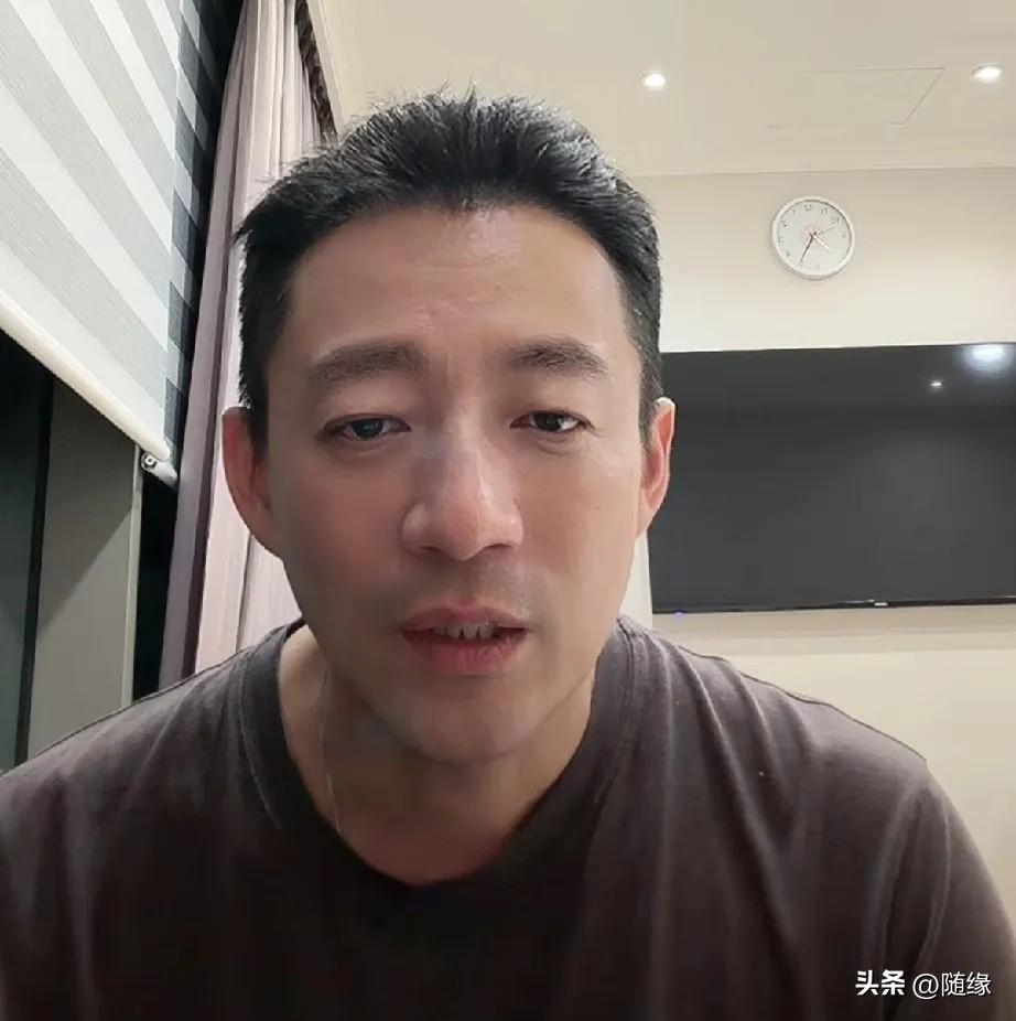 汪小菲感叹
小宝宝长的特别像玥儿小的时候，软软的，白白嫩嫩的，小表情还有神态都特