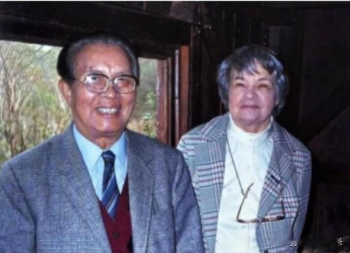 1985年5月，黄华在美国康涅狄格州埃德加·斯诺故居与海伦·斯诺的合影。海伦·斯