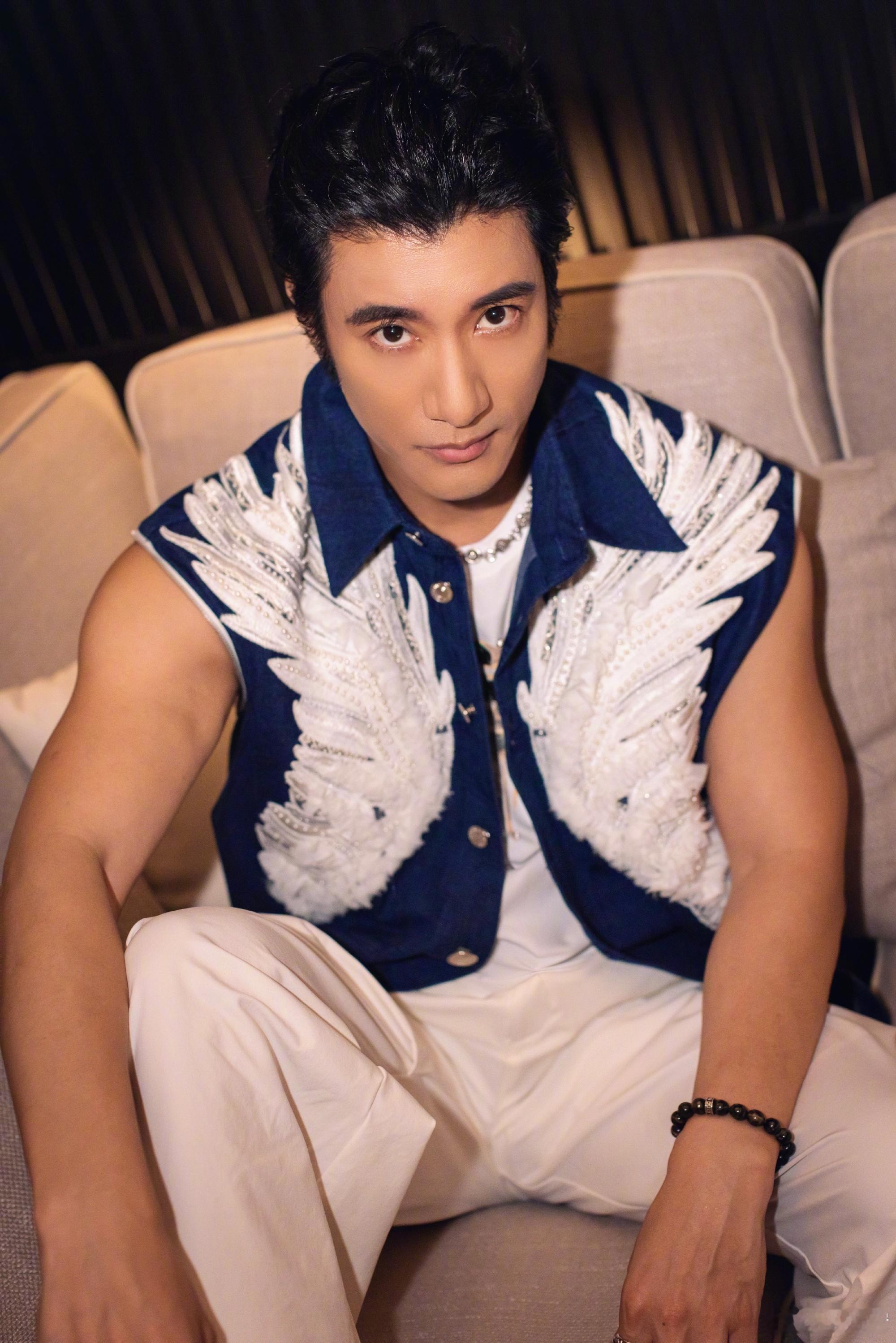 #王力宏晒肖战直拍# 二哥你太好了，能处！[心] ​​​