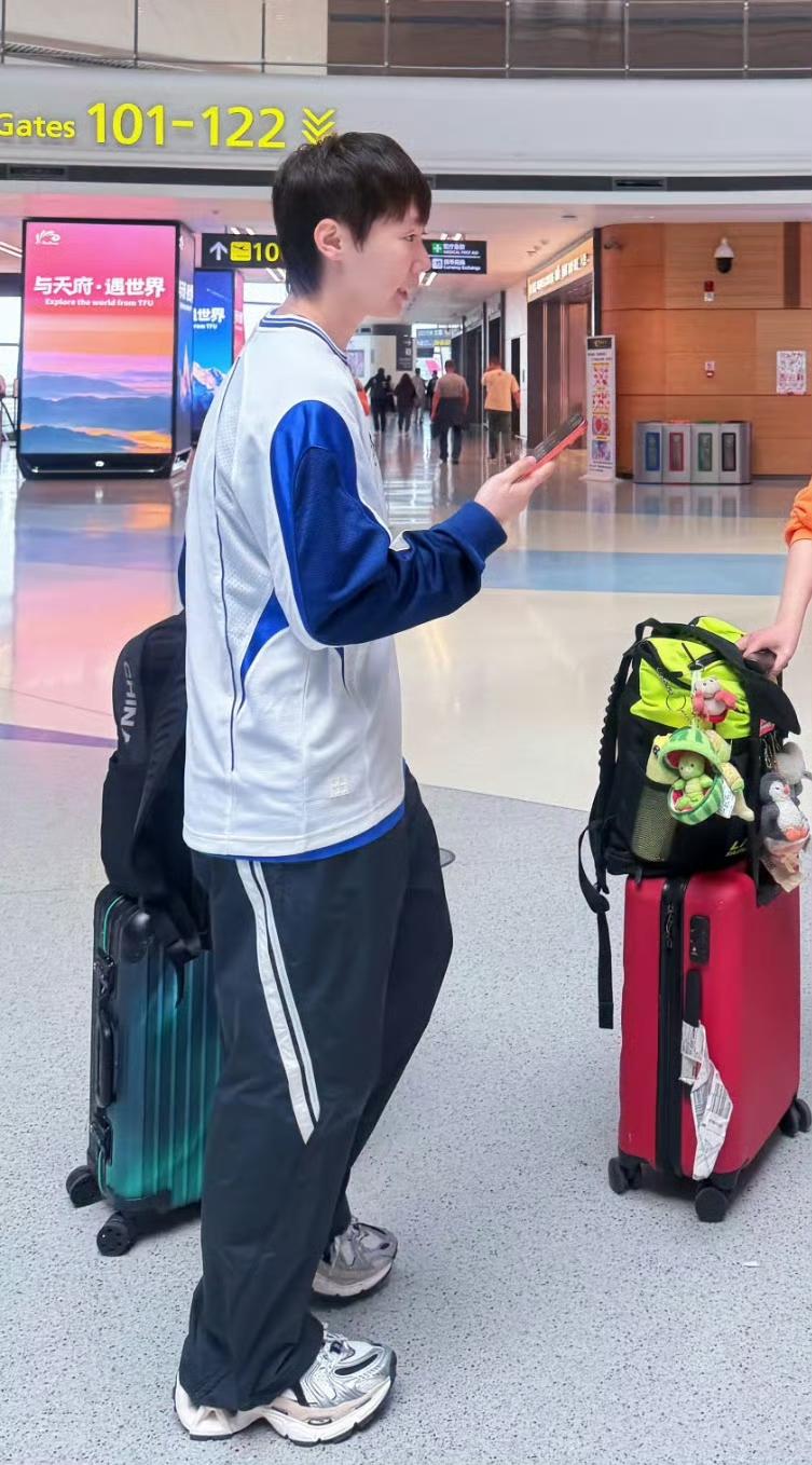 出发澳门！王曼昱今日跟随国乒团队从成都封训基地坐大巴车到达成都天府机场，准备飞往