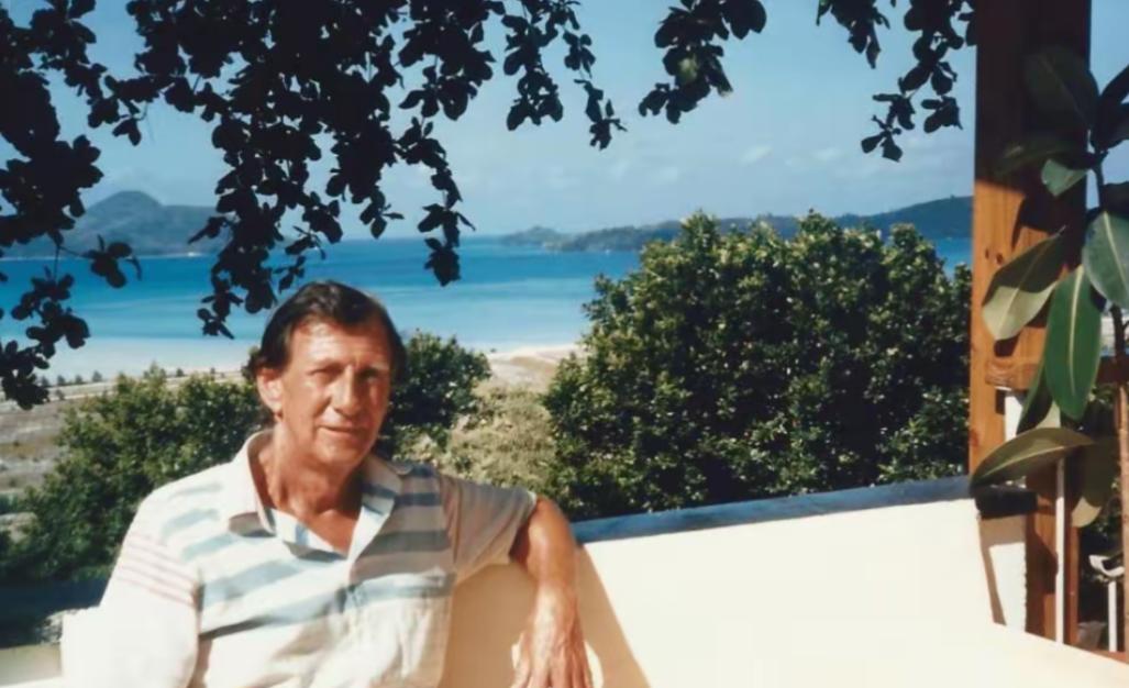 1962年，英国一男子相中一荒岛，发疯似地卖掉了房产来凑钱，当他把小岛收拾好，一